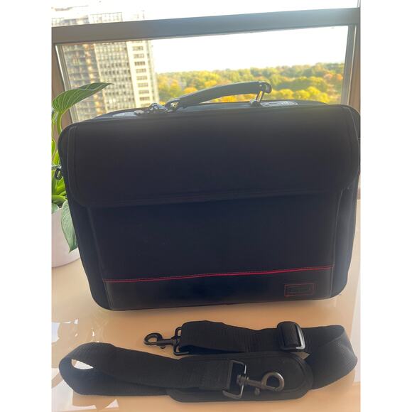 Sale!! Y2k Targus Laptop / Messenger Bag
16”x 12” x 4 aprox sale!! - Picture 3 of 17